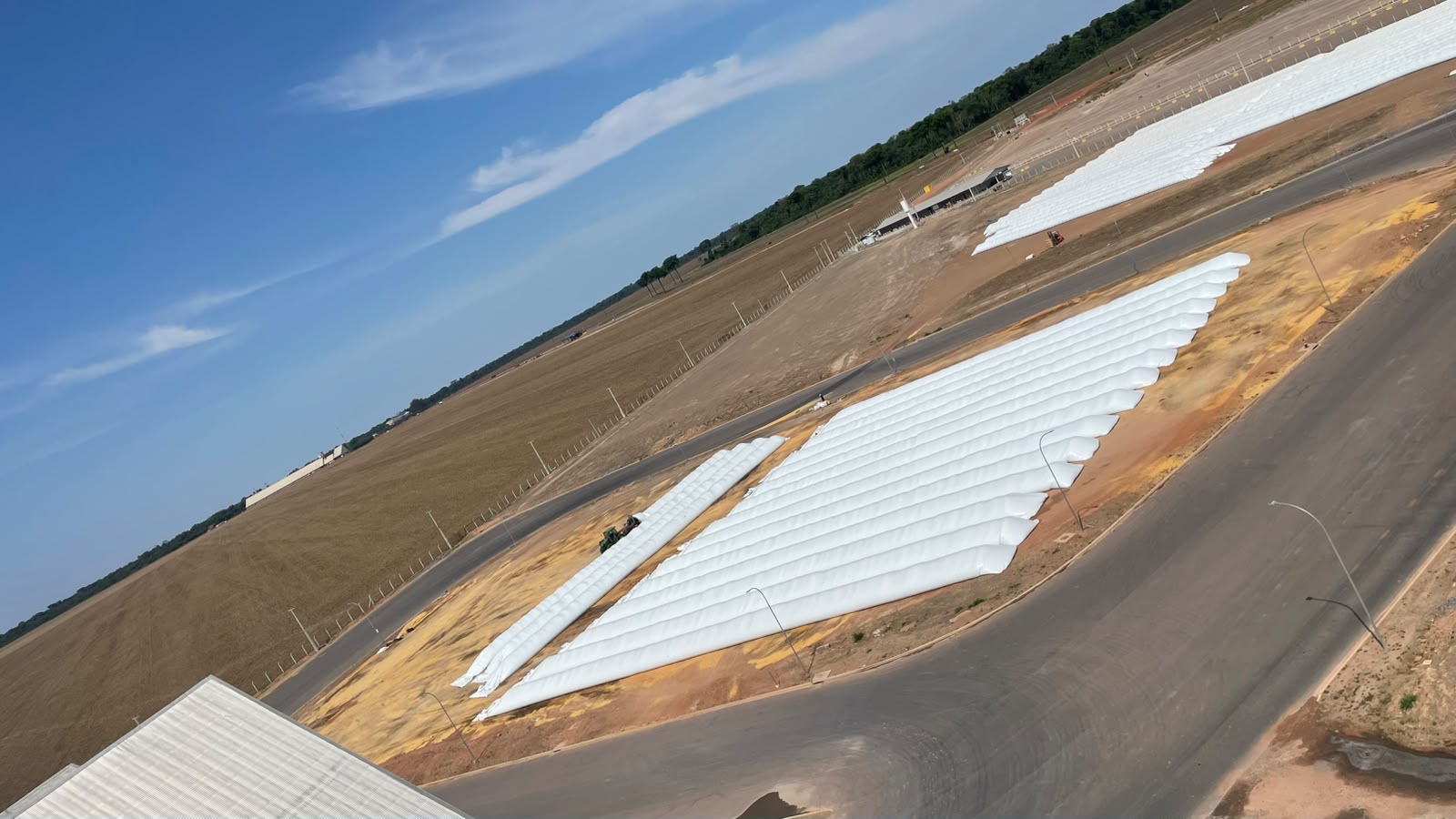 Vista aérea inclinada da área de armazenamento