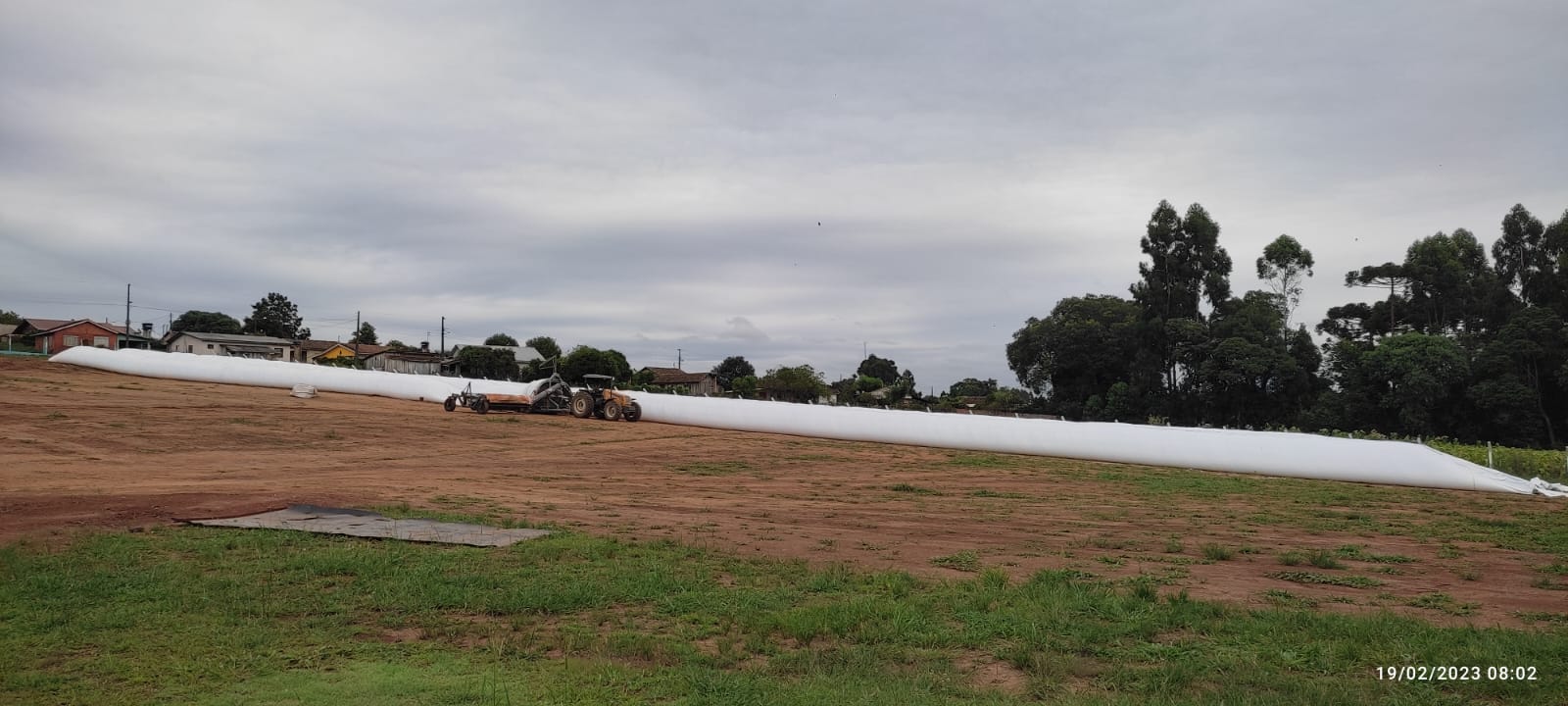 Trator conectado a equipamento agrícola em operação