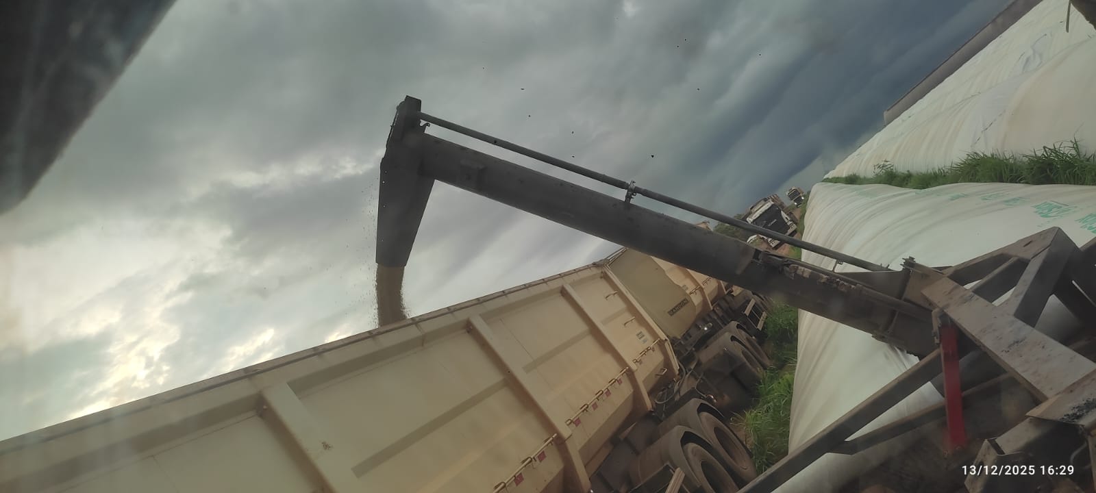 Equipamento de extração transferindo grãos de um silo-bolsa para caminhão