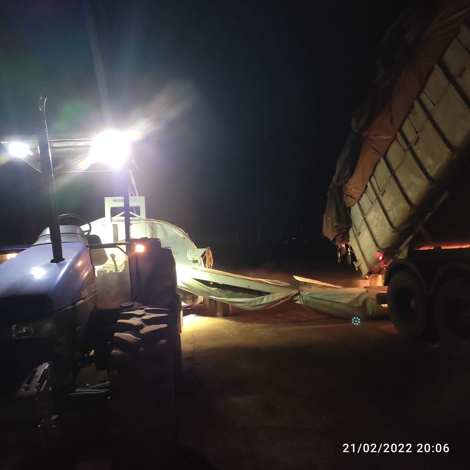 Operação agrícola de descarga de grãos no período noturno